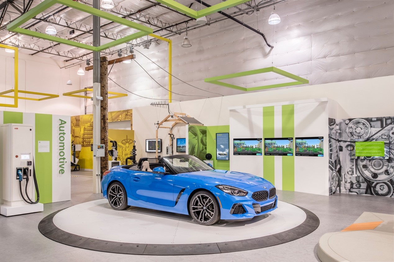 微软的合作伙伴宝马展示其Z4系列跑车，并突出呈现宝马智能个人助理（BMW Intelligent Personal Assistant）的功能。