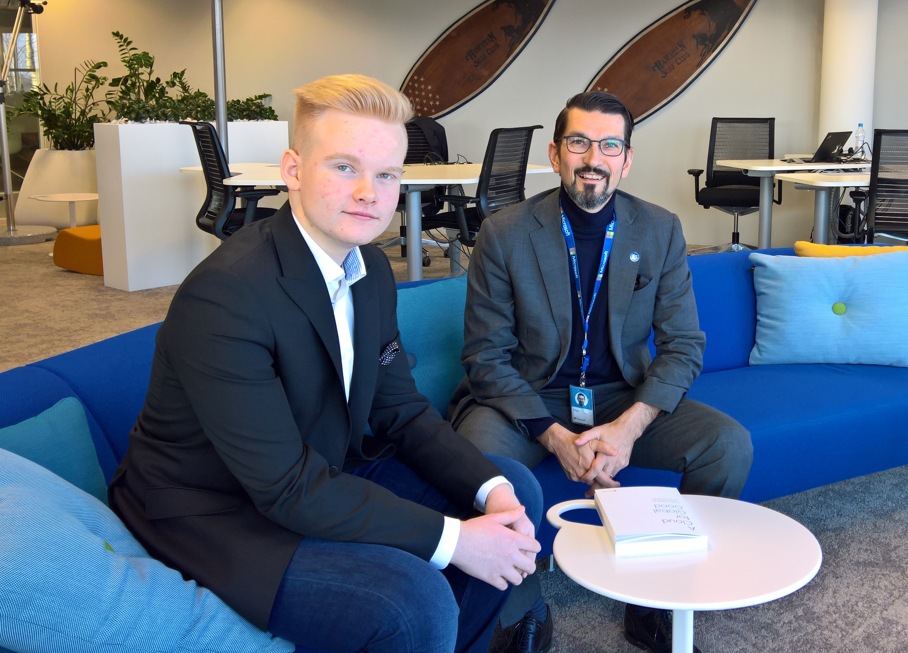 Miikka Evesti ja Microsoftin tietoyhteiskuntasuhdejohtaja Max Mickelsson