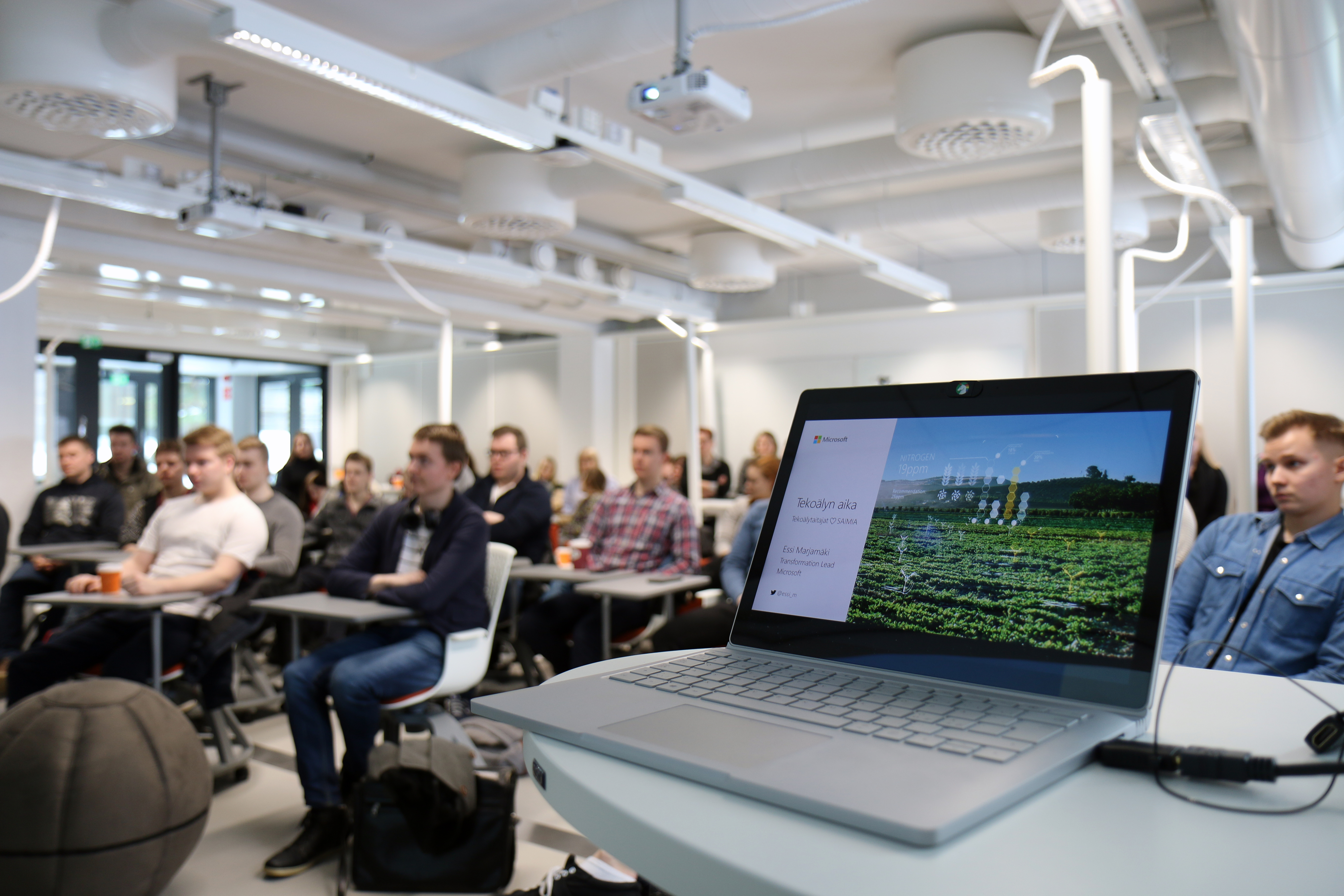 Joukko opiskelijoita Tekoälytaitajat-kurssin avajaistilaisuudessa