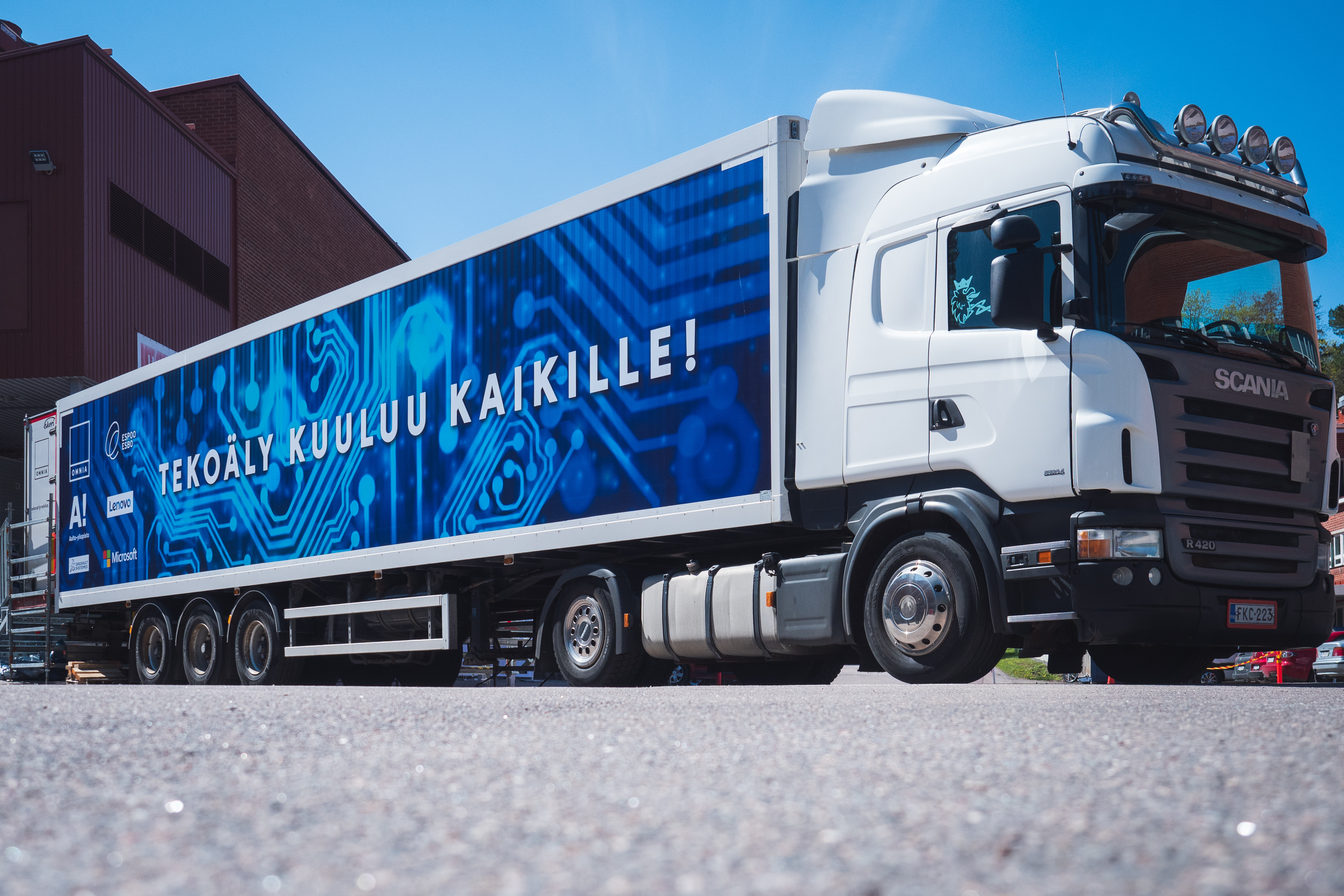 Kuvassa on rekka-auto, jonka kyljessä lukee "tekoäly kuuluu kaikille".
