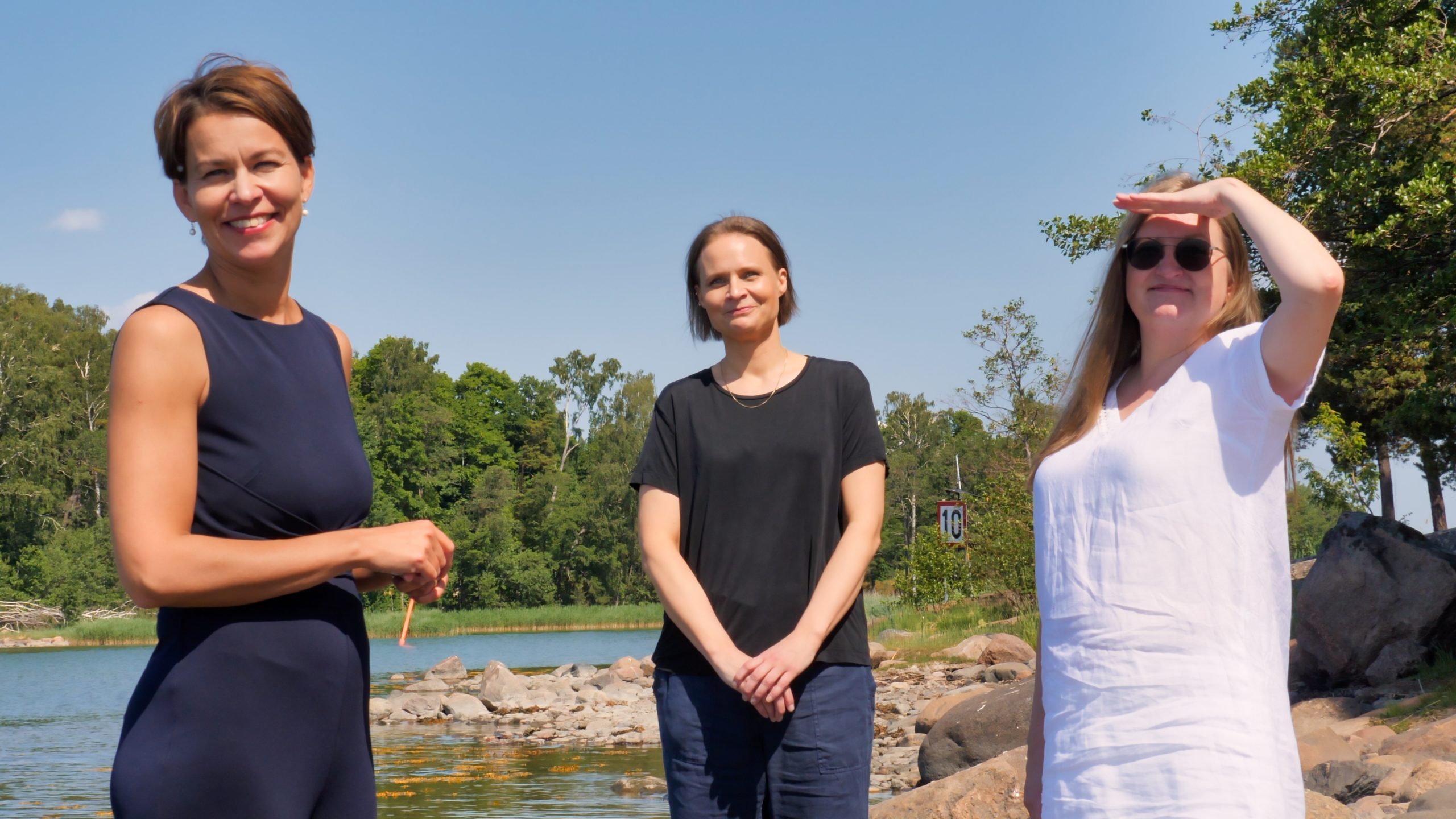 Hanna Kolehmainen, Satu Kuusiola ja Riitta Heliö seisovat kalliolla auringonpaisteessa.