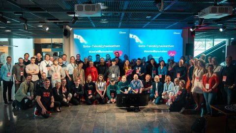 Joukko ihmisiä, jotka osallistuivat Sote-tekoälyhackathoniin.