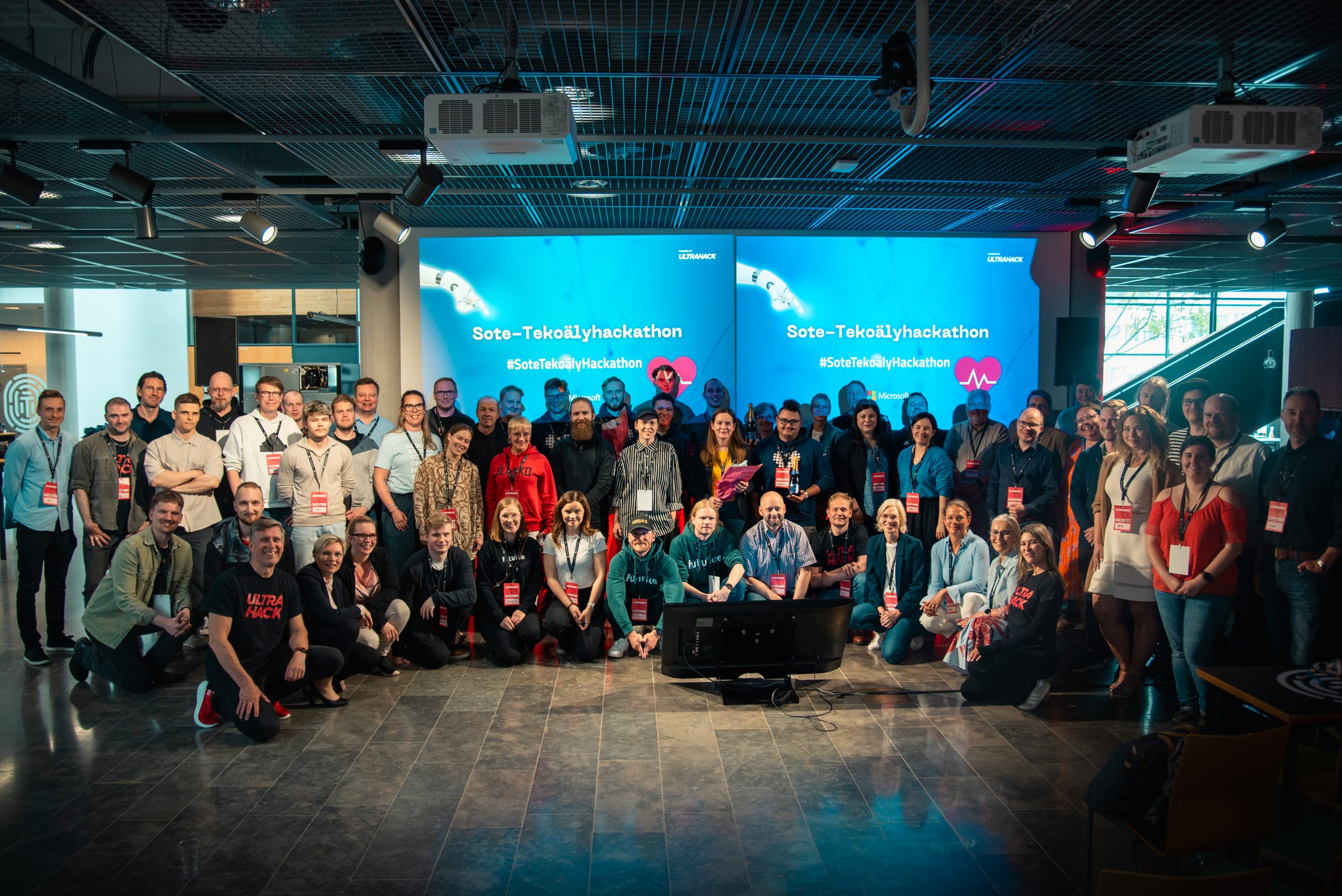 Joukko ihmisiä, jotka osallistuivat Sote-tekoälyhackathoniin.