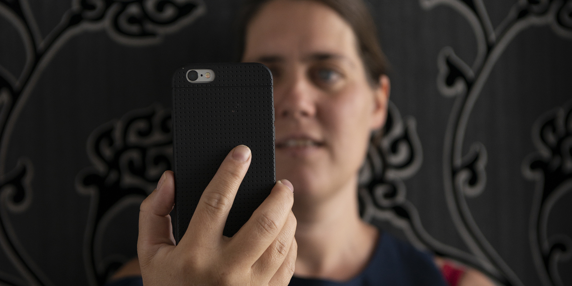 Monique utilise un smartphone