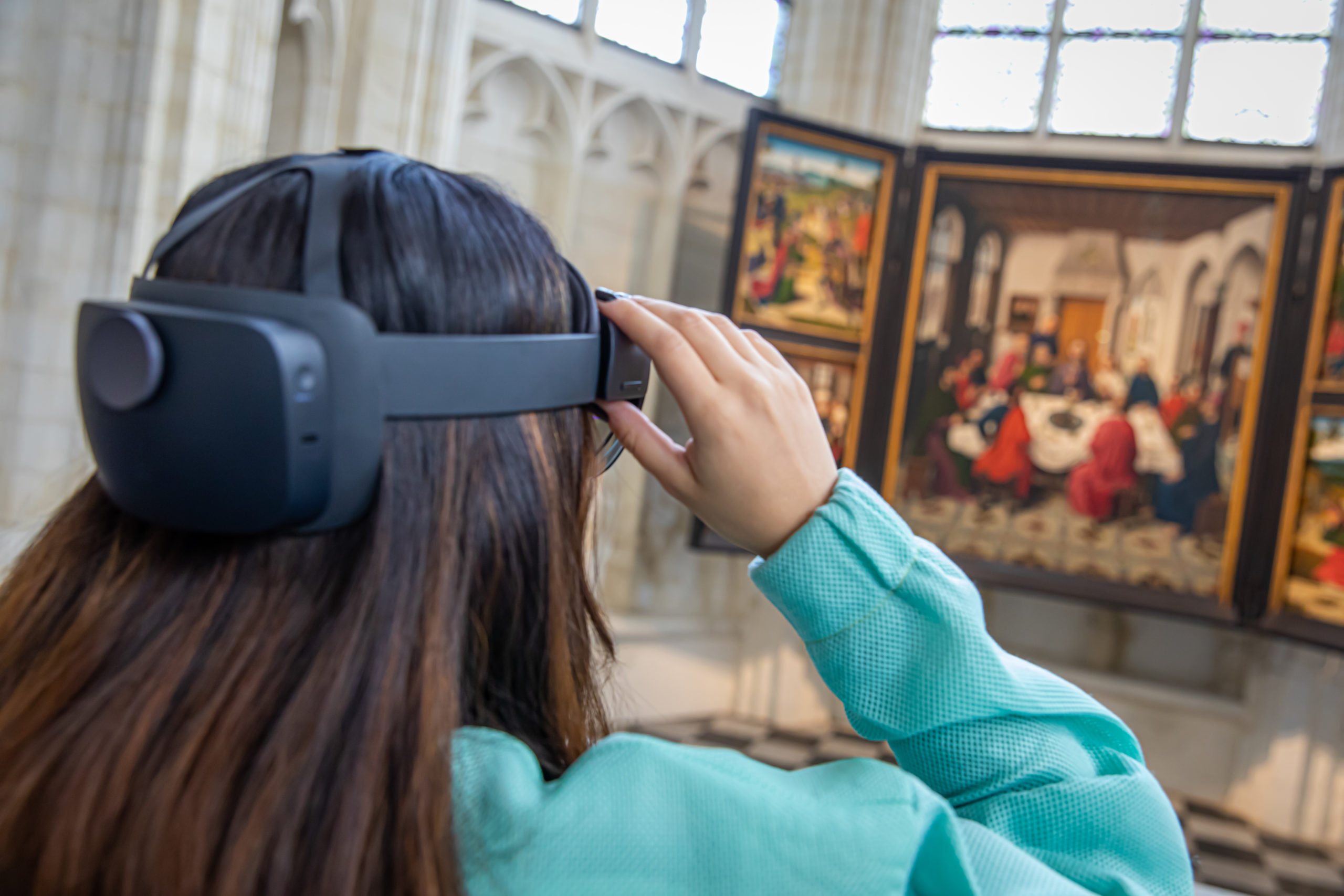 Girl using hololens 2