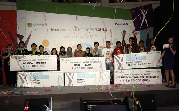 Ketiga Tim Pemenang Imagine Cup 2014 bersama Bapak Irving Hutagalung dan Bapak Norman Sasono