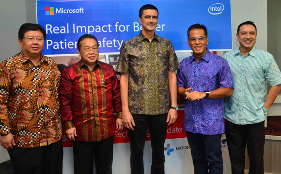 Para narasumber di peluncuran aplikasi Sphaira Mobile pada tablet Windows 8 (ki-ka) Rudy Surjanto, Kurniawan Leonardi, Bernard Saisse, Harry K. Nugraha, Peter Lydian Sutiono