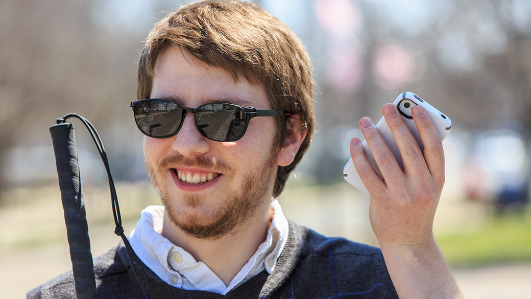 Приложение Microsoft Seeing AI на основе искусственного интеллекта станет умным поводырем