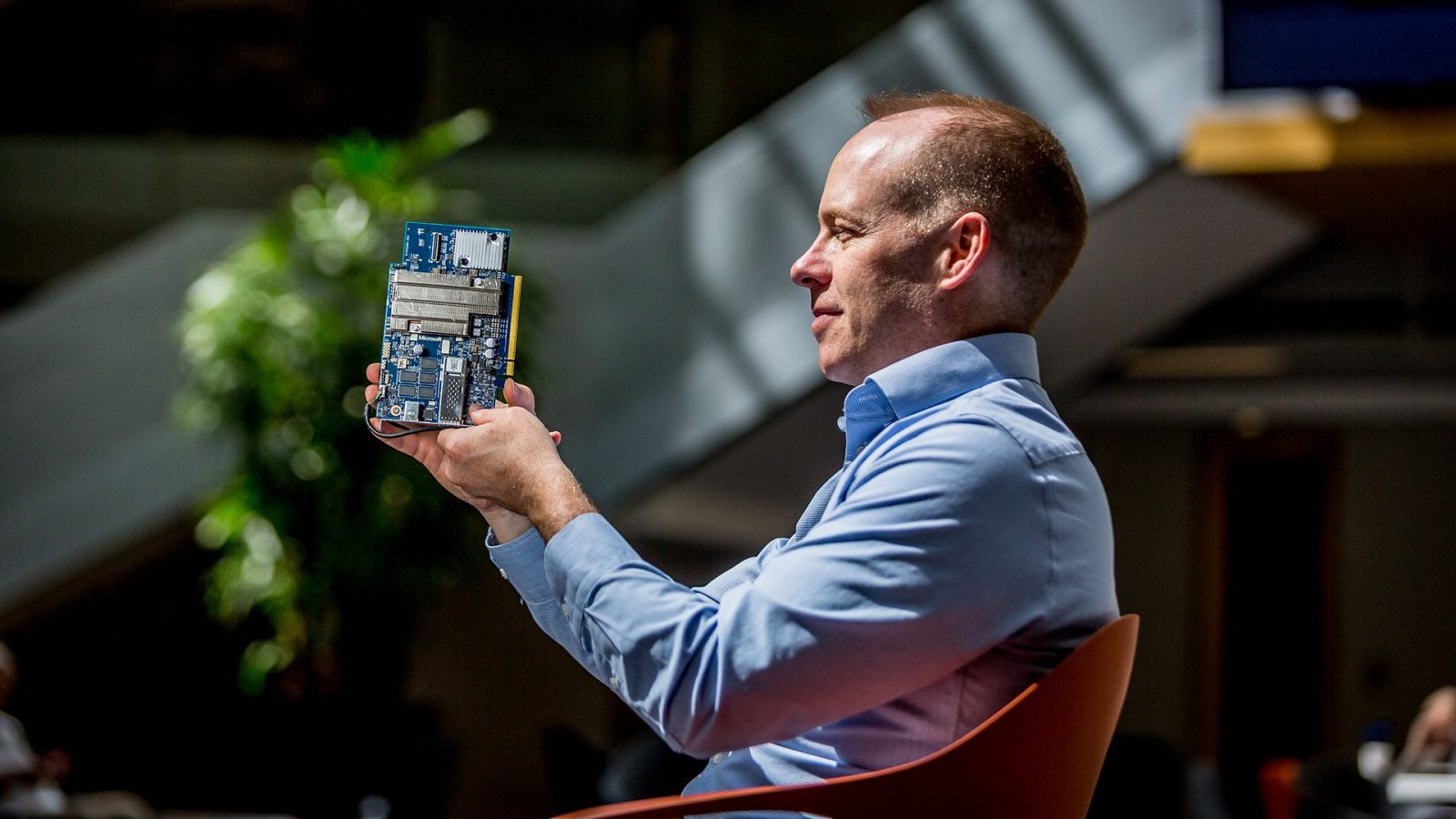 Дуг Бюргер держит плату, используемую в Project Brainwave. Фото: Скотт Эклунд/Red Box Pictures.