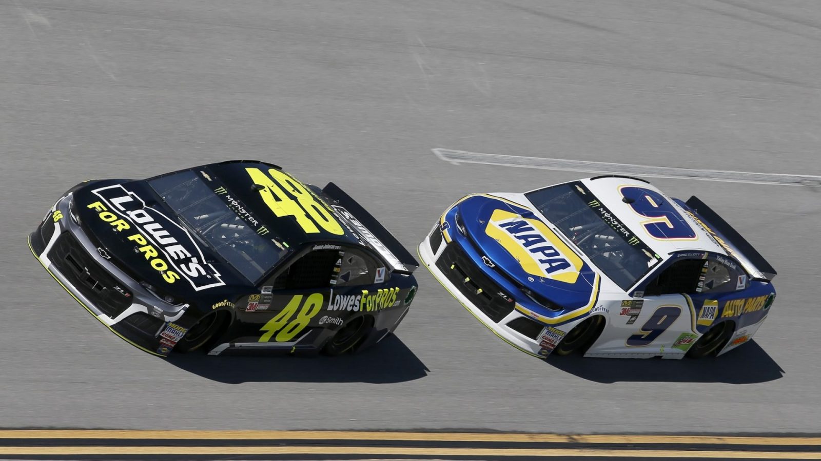 пилоты Hendrick Motorsports Джимми Джонсон (48) и Чейз Эллиотт (9) на суперспидвее Талладега во время NASCAR Cup Series 2018. Фото: Мэттью Такер (Matthew T. Thacker), из архива Hendrick Motorsports