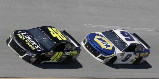 пилоты Hendrick Motorsports Джимми Джонсон (48) и Чейз Эллиотт (9) на суперспидвее Талладега во время NASCAR Cup Series 2018. Фото: Мэттью Такер (Matthew T. Thacker), из архива Hendrick Motorsports