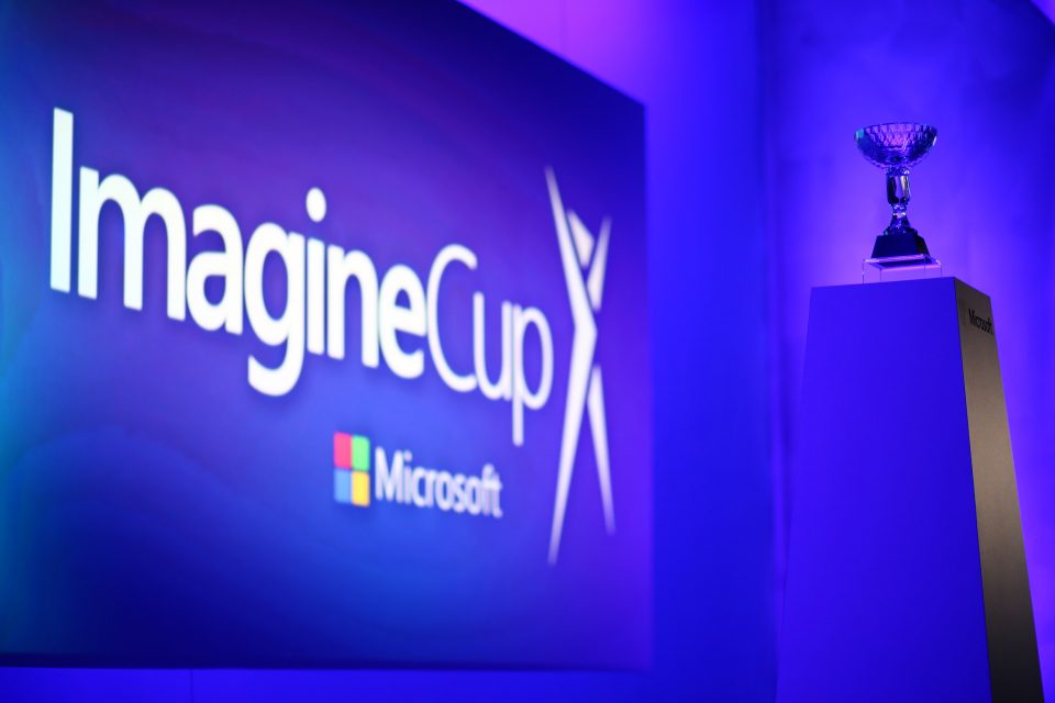Кубок конкурса Microsoft Imagine Cup на постаменте