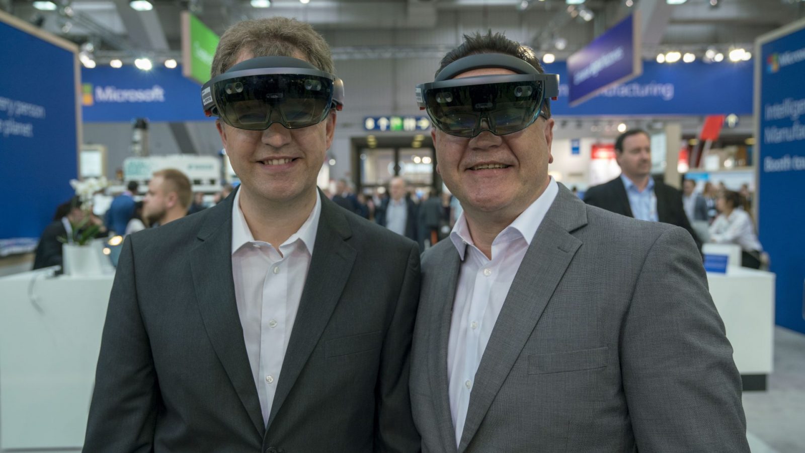 Ральф Кригер и Вальтер Баух демонстрируют возможности HoloLens на апрельской выставке Hannover Messe. Фото: Cyrus Cambridge, Edleman.