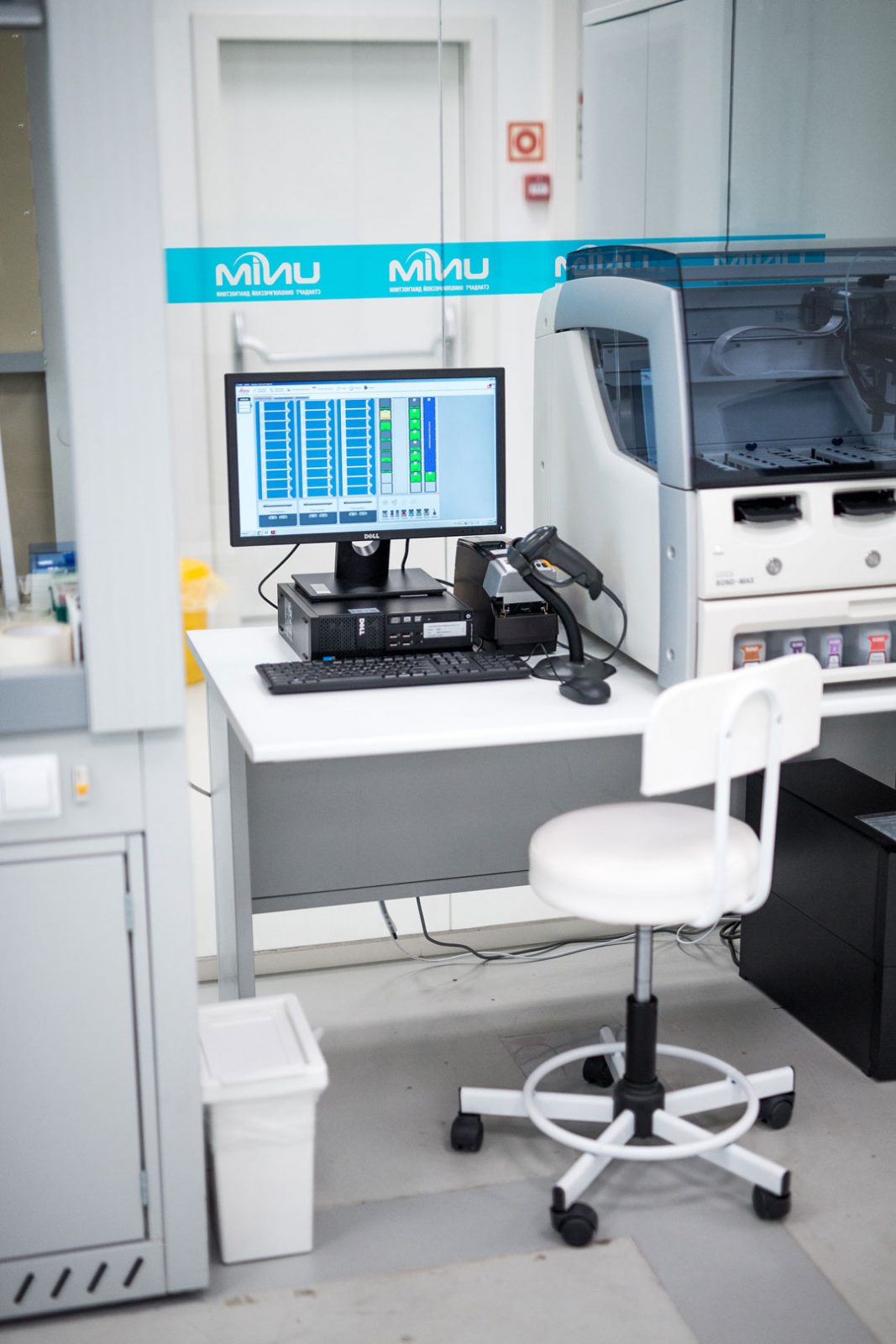 У каждого оборудования – сканер QR-кода. Без считывания данных информационная система не позволит выполнить очередную операцию. Фото – Даниил Примак.