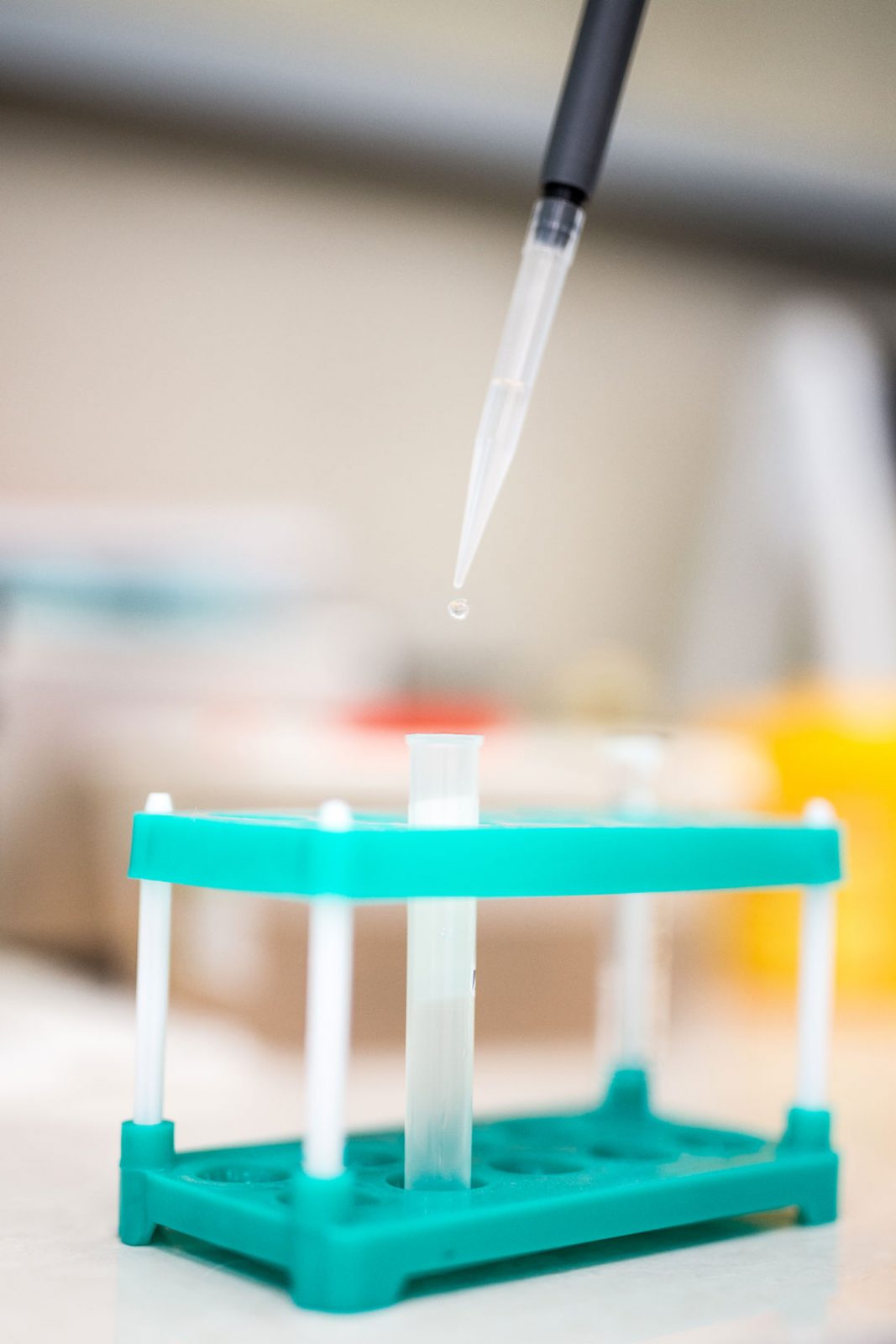 Без пипетки и пробирки порой не обойтись даже при высоком уровне автоматизации. Фото – Даниил Примак.