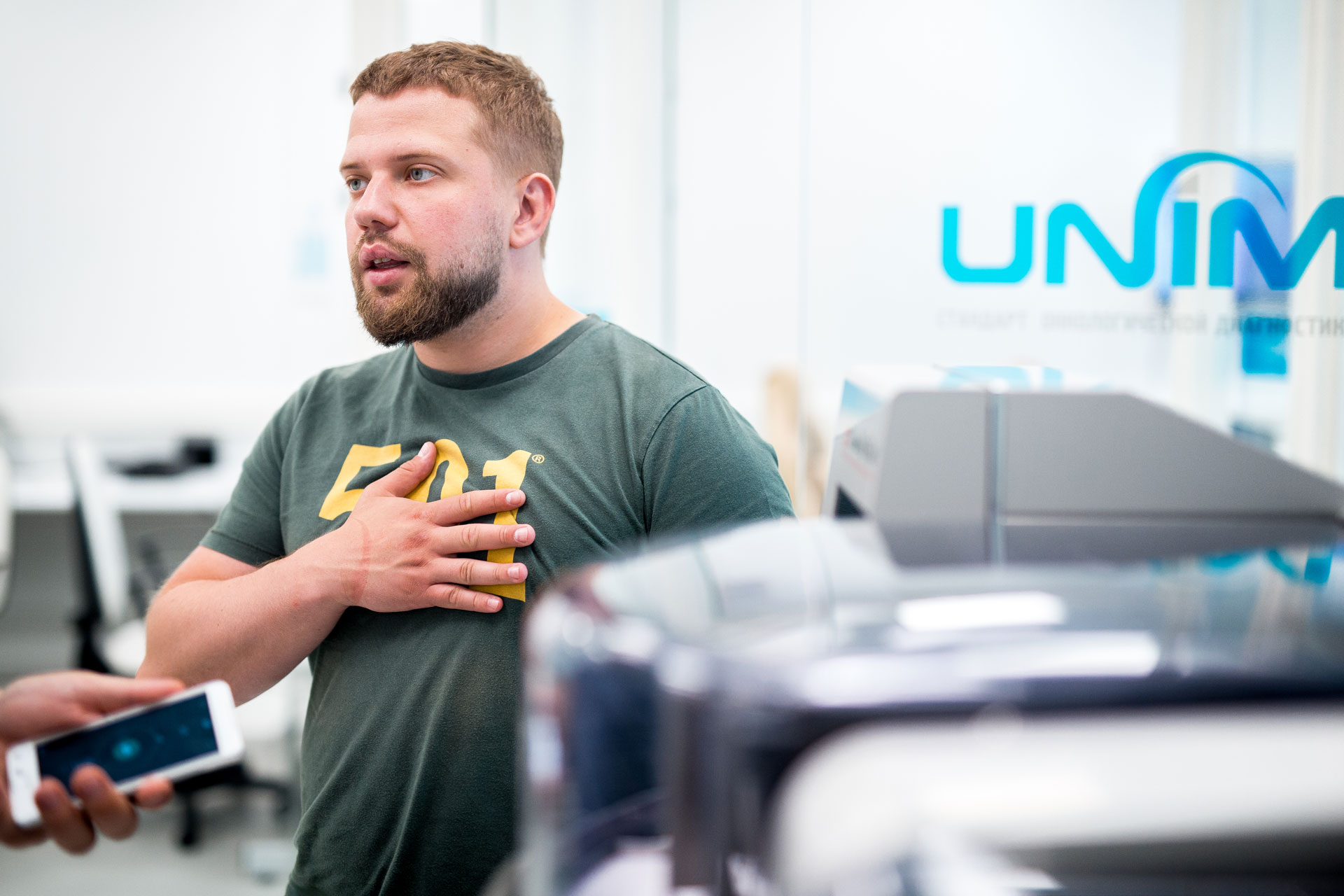 Алексей Ремез на экскурсии по лаборатории. Фото – Даниил Примак.