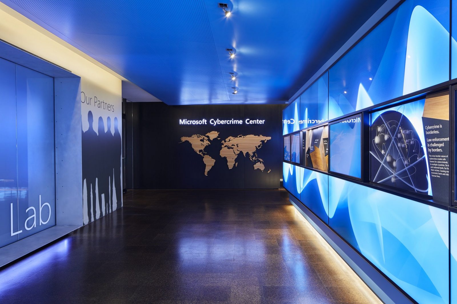 Заглавное фото: Microsoft Cybercrime Center (Бенджамин Беншнайдер).