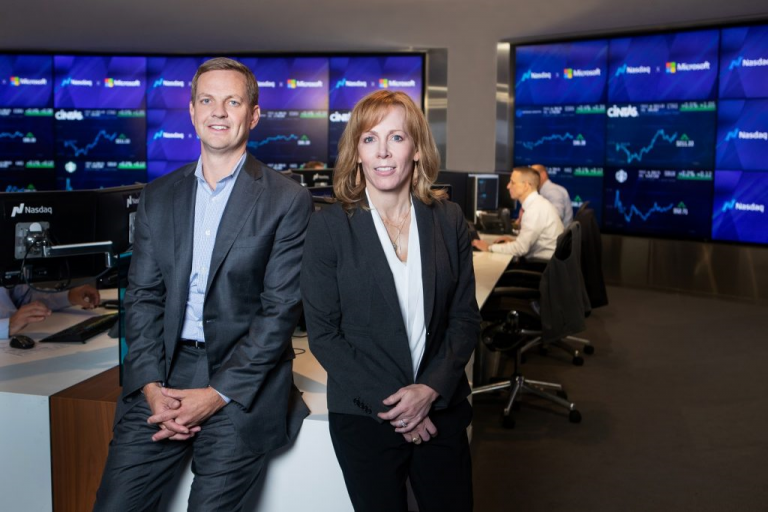Нельсон Григгс, президент фондовой биржи Nasdaq и исполнительный вице-президент корпоративных служб и Хизер Эбботт, старший вице-президент Nasdaq по корпоративным технологическим решениям.