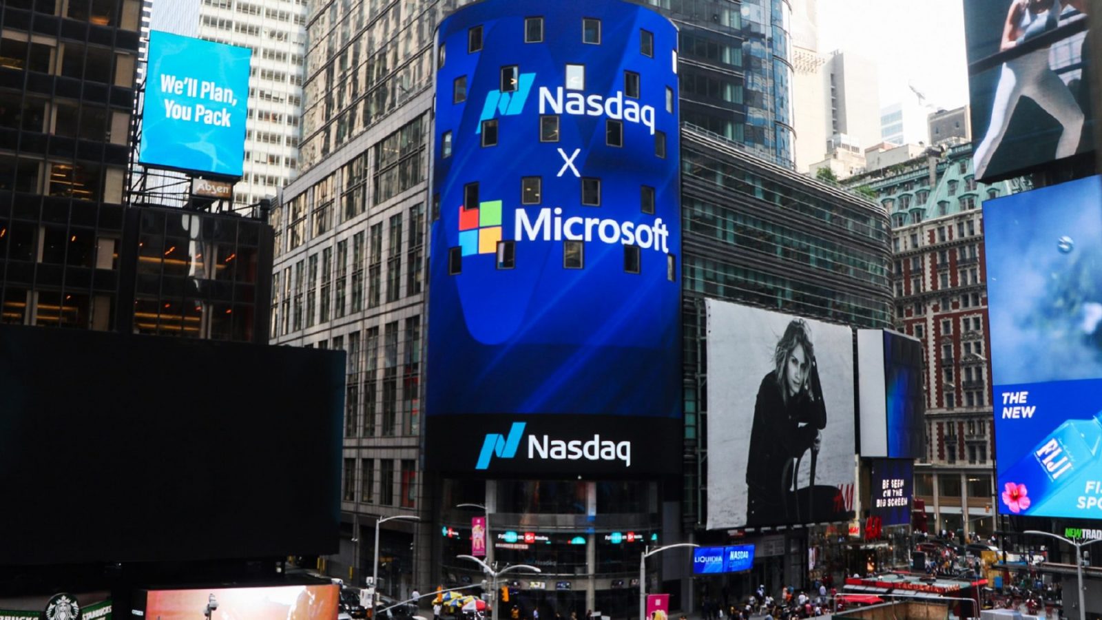 наковая видеобашня Nasdaq на Таймс-сквер в Нью-Йорке