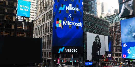 наковая видеобашня Nasdaq на Таймс-сквер в Нью-Йорке