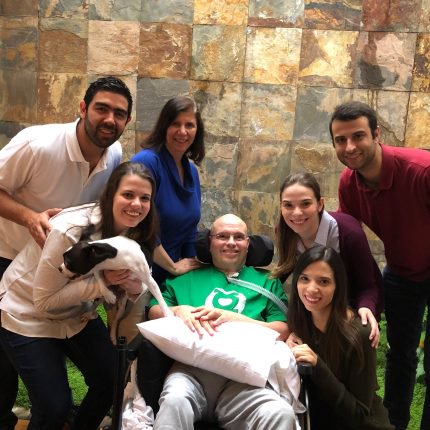 Отто Кнок со своей женой, дочерьми и зятьями. Фото предоставлено Памелой Кнок.