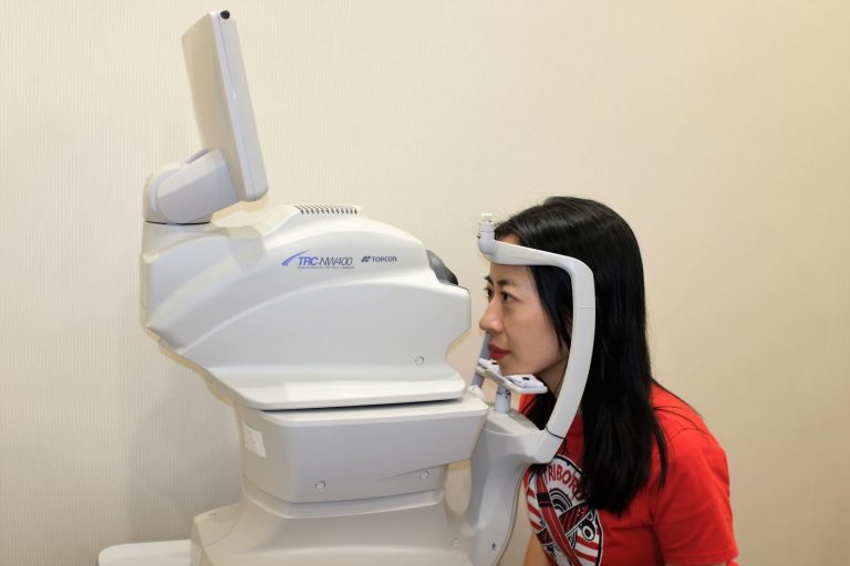 Женщина смотрит в аппарат. Тестирование в пекинском офисе Airdoc.