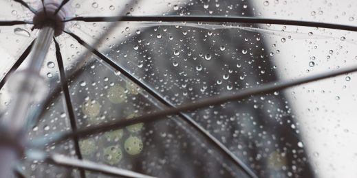 Капли дождя на прозрачном зонте