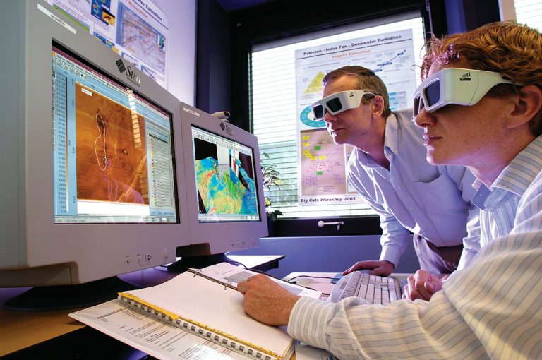 На фото изучение сейсмики в 3D в Shell EpiCentre, город Рейсвик, Нидерланды
