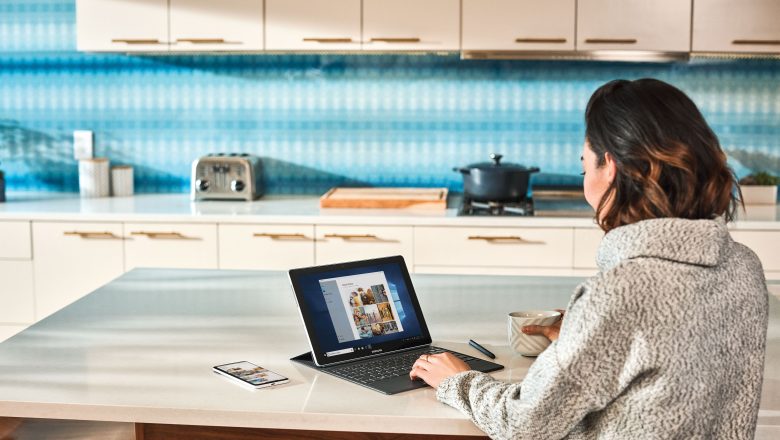 Женщина с ноутбуком на кухне