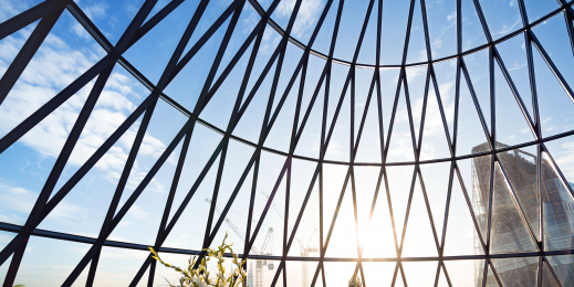 Вид на небо сквозь окна лондонского небоскреба "Огурец"