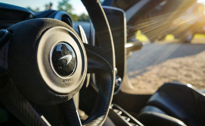 Рулевое колесо спорткара. Презентация Forza Horizon 4 в поместье Гудвуд