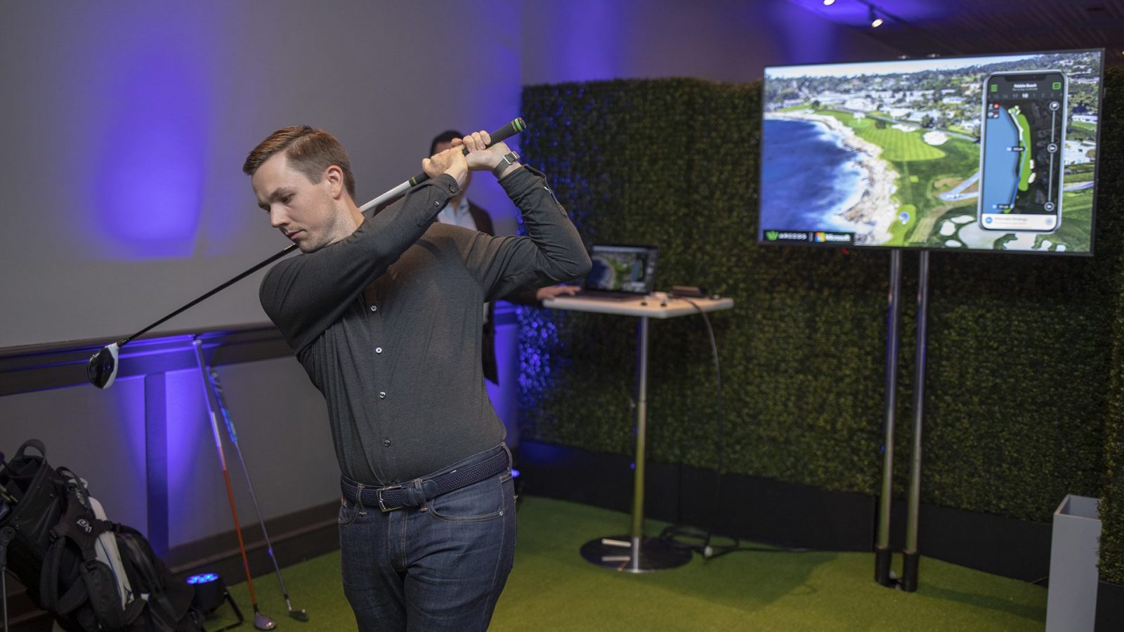 Коулман Макдауэл демонстрирует Arccos Caddie на Conversations on AI в Сан-Франциско. Фото: John Brecher для Microsoft.