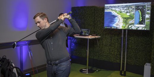 Коулман Макдауэл демонстрирует Arccos Caddie на Conversations on AI в Сан-Франциско. Фото: John Brecher для Microsoft.