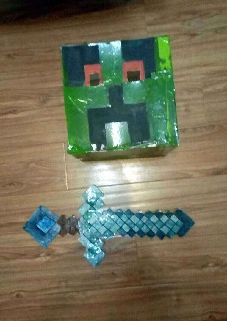 поделки голова и меч - предметы игры minecraft, перекочевавшие из цифрового мира в материальный