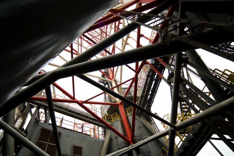 Металлоконструкции на буровой платформе Maersk Drilling