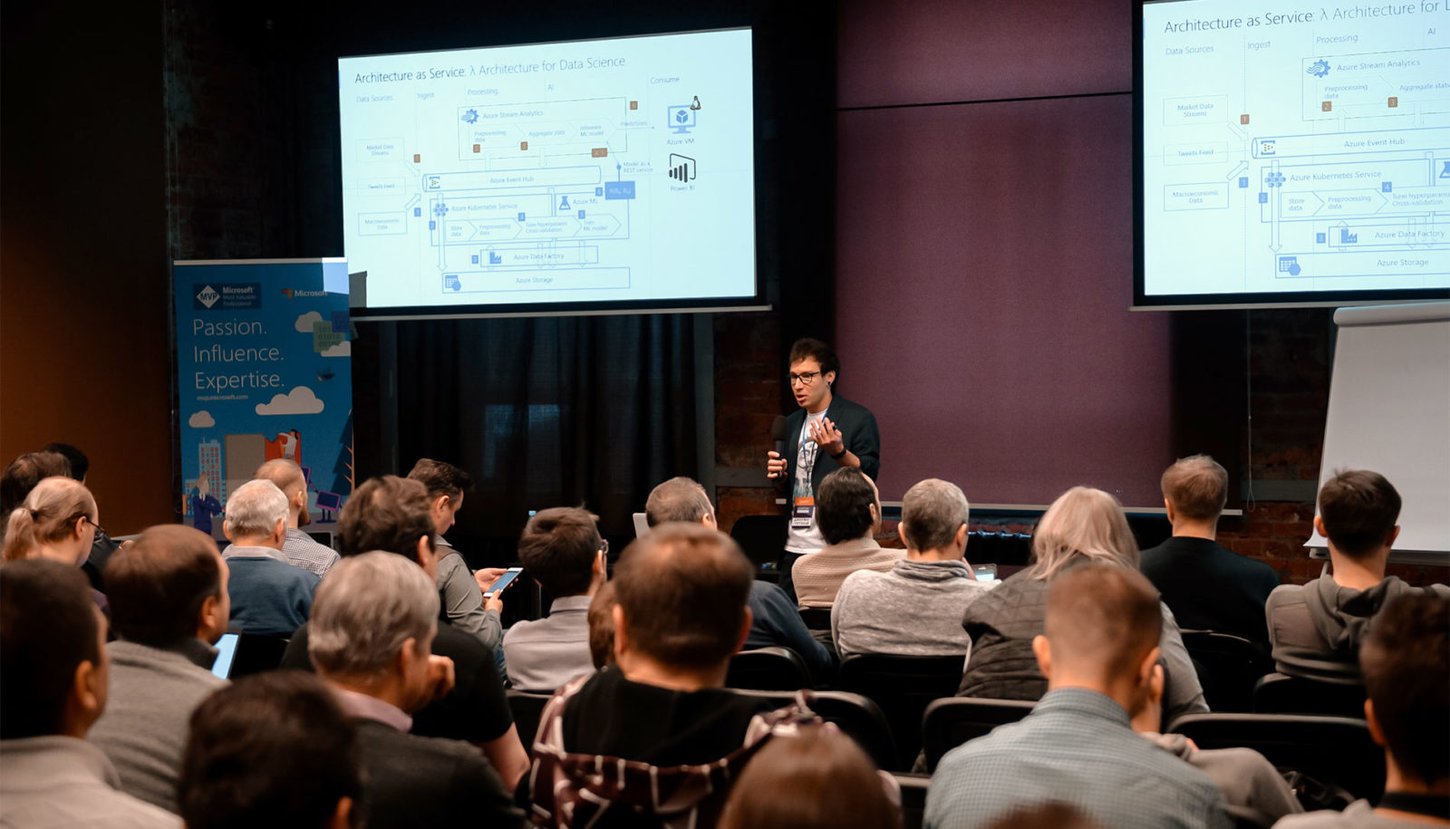 Спикер и слуашетли в аудитории конферении AzureDay
