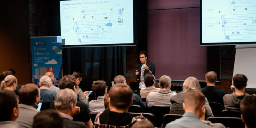Спикер и слуашетли в аудитории конферении AzureDay