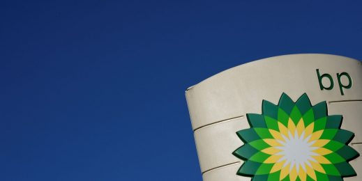 Логотип BP на заправочной станции в Ливерпуле, 7 февраля 2018 г. Пол Эллис (Paul Ellis) / AFP / Getty Images