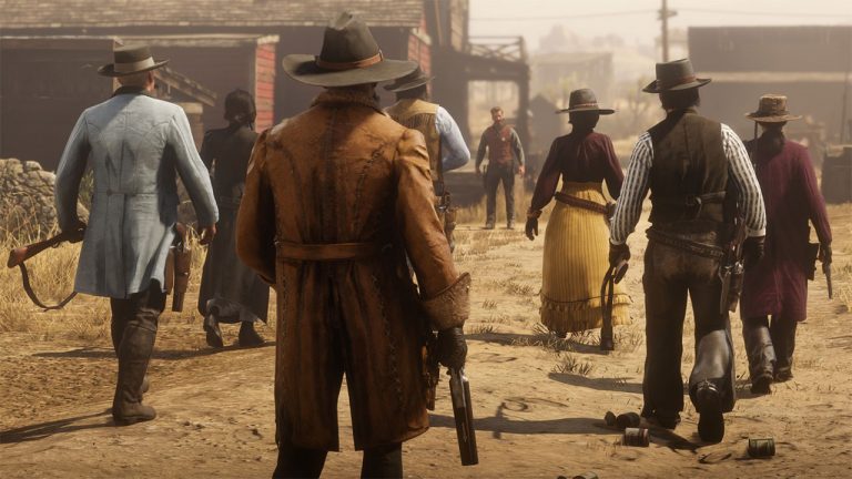 Много людей с оружием на ранчо. Сцена из игры Red Dead Online