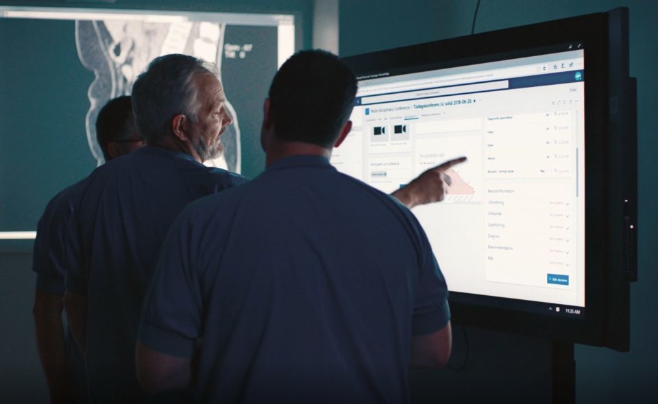 Медики координируют коллективную работу в приложении Microsoft Teams.
