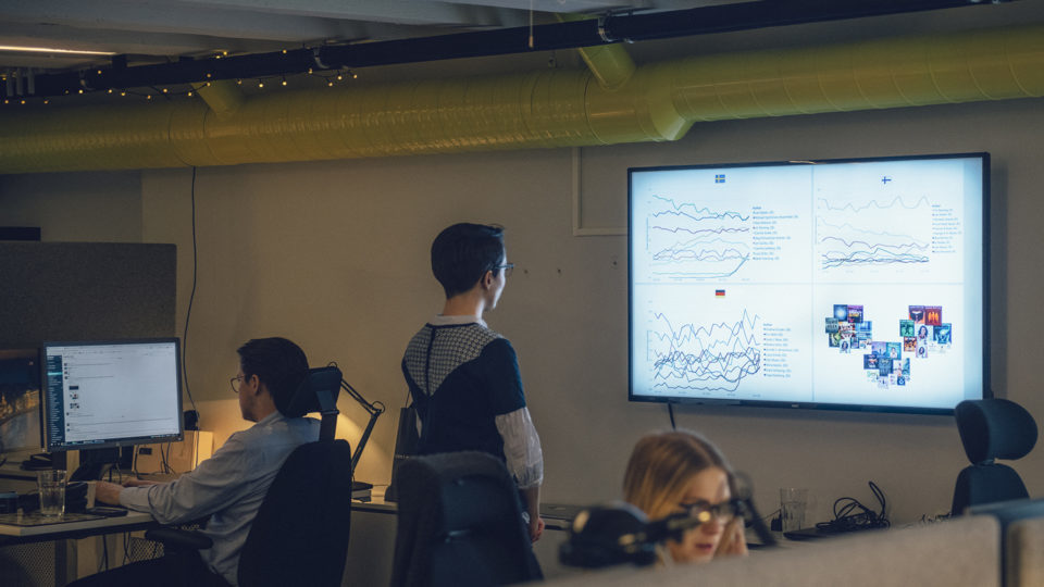 Анна Табан-Франц (в центре) из BookBeat смотрит на визуализацию продаж книг на различных рынках, выполненную в Power BI. Фото: Александр Донка для Microsoft.