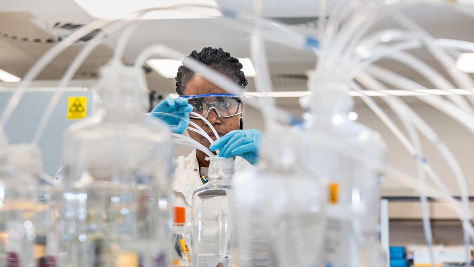 Брич Оду работает в лаборатории Oxford Biomedica, где будет происходить развертывание платформы Station B для ускорения разработки и производства генных и клеточных методов лечения. Фото Jonathan Banks.