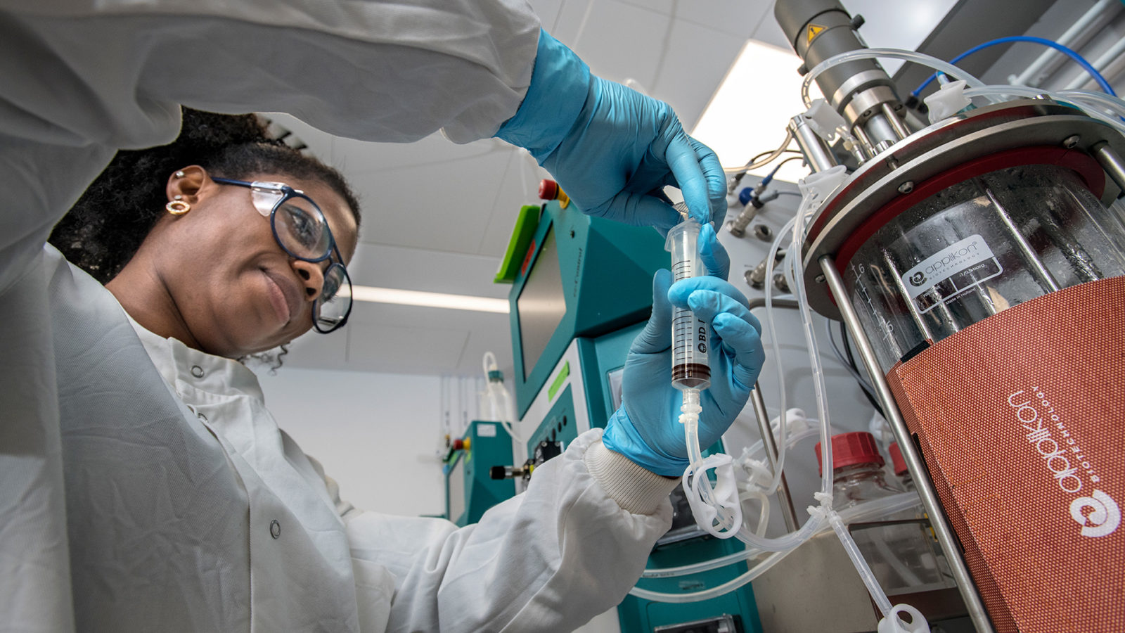 Генная терапия, подобная разрабатываемой Пашиенс Брейс в лаборатории Oxford Biomedica, дает возможность собственным клеткам пациента бороться с разными заболеваниями от рака и болезни Паркинсона до тяжелых форм иммунодефицита. Фото Jonathan Banks.