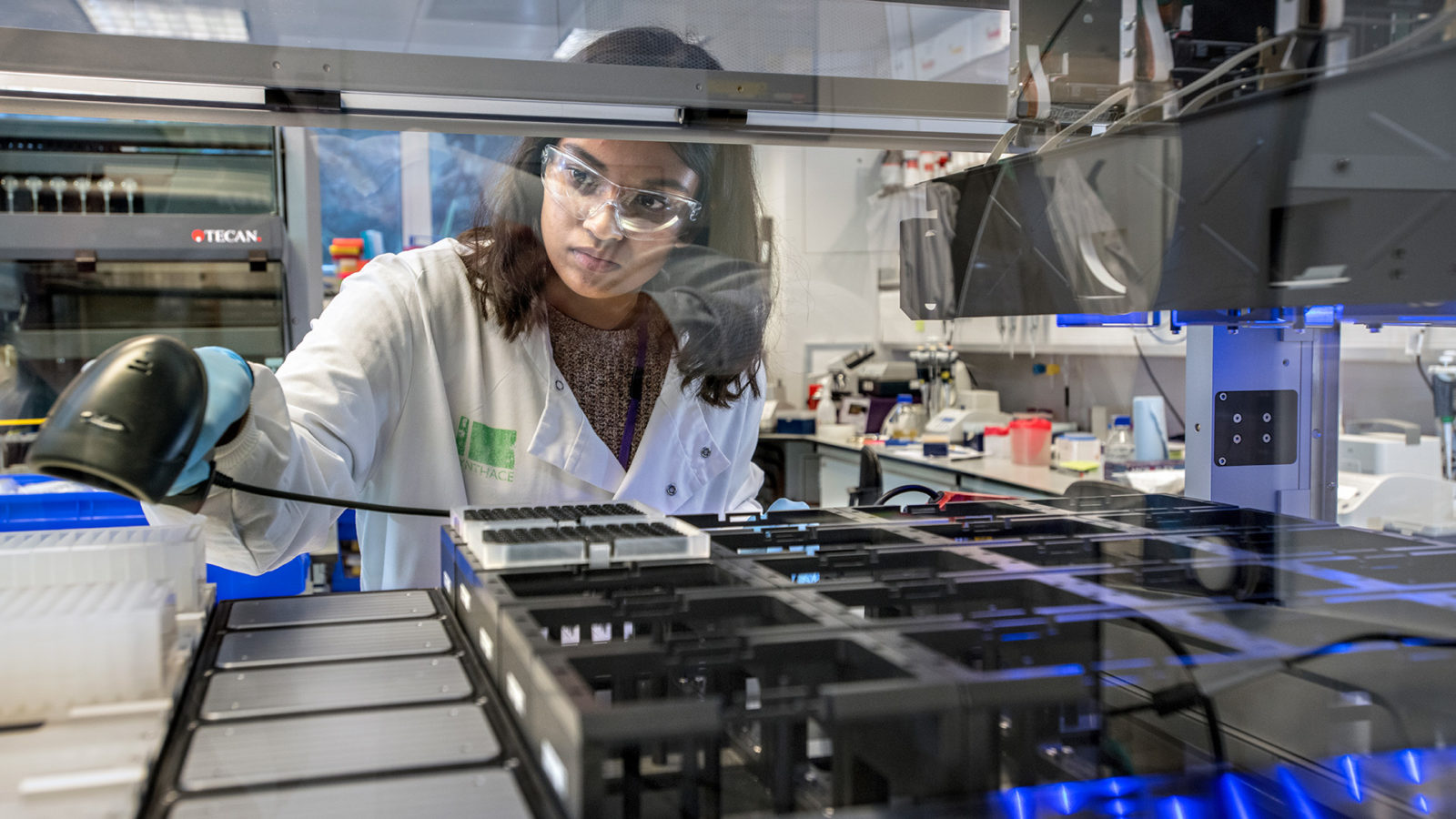 Младший научный сотрудник Шама Чилаквад использует программное обеспечение Synthace’s Antha и платфому автоматизации для экспериментов в лондонской лаборатории компании. Фото Jonathan Banks.