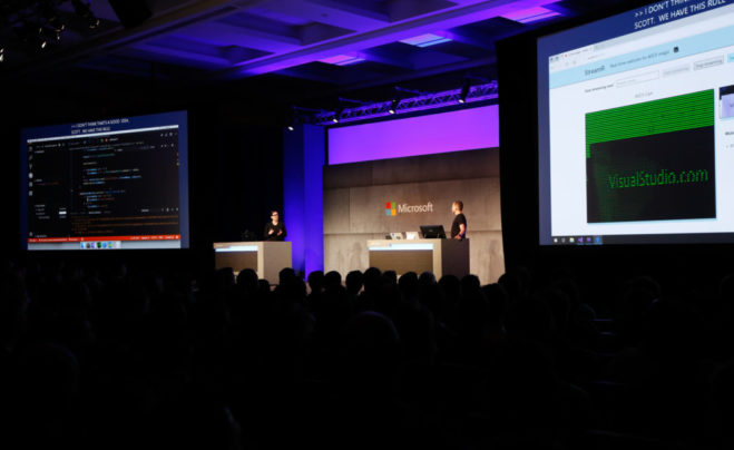 Аманда Сильвер и Скотт Хансельман на сцене Build 2019