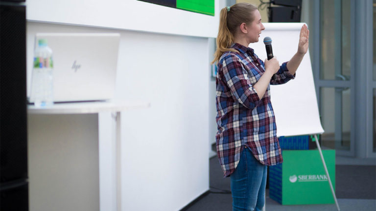 Нонна Шахова читает лекцию во время акции "Девочки в ИТ"