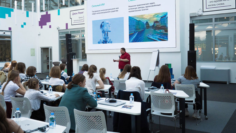 На открытом уроке по Data Science во время акции "Девочки в ИТ"