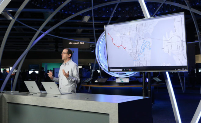 Майк Мортон, программный менеджер Microsoft, на сцене Build 2019