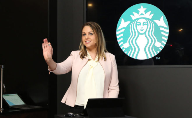 Оливия Берджес, менеджер по маркетингу Microsoft, на сцене Build 2019