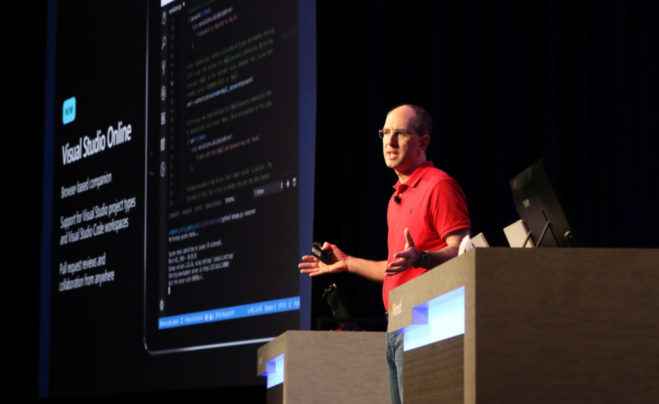Скотт Гатри, вице-президент Microsoft, на сцене Build 2019